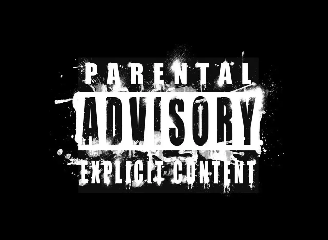 Napis "PARENTAL ADVISORY EXPLICIT CONTENT" w stylu graffiti, ostrzegający przed treściami nieodpowiednimi dla dzieci.