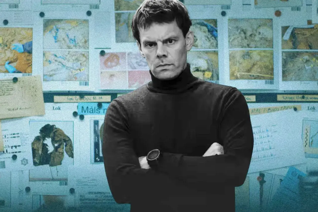 Detektyw Harry Hole w czarnym golfie, z rękami skrzyżowanymi na piersi, stoi przed tablicą pełną dowodów. To kolejny przypadek w jego karierze, jak w każdym serialu z jego udziałem.