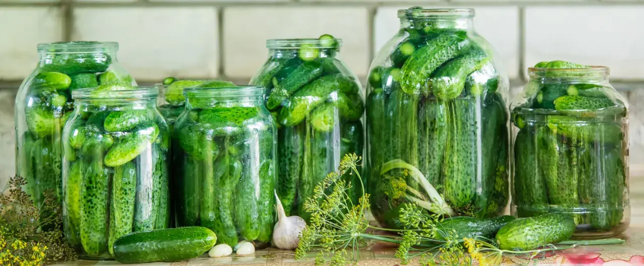 Jak kisić ogórki w garnku - proste kroki, które ułatwią fermentację