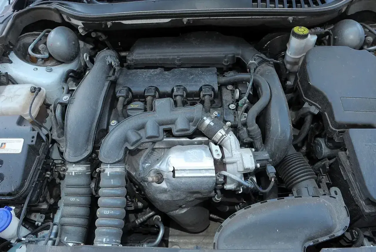 Silnik Citroen C5 X7, widok z góry. Widać turbosprężarkę, kolektor dolotowy i inne elementy.