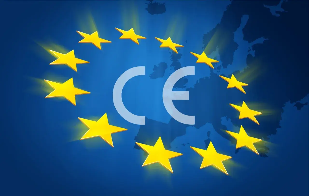 Symbol CE na tle mapy Europy i gwiazd. Oznacza zgodność z normami Unii Europejskiej, co jest kluczowe dla wielu produktów.