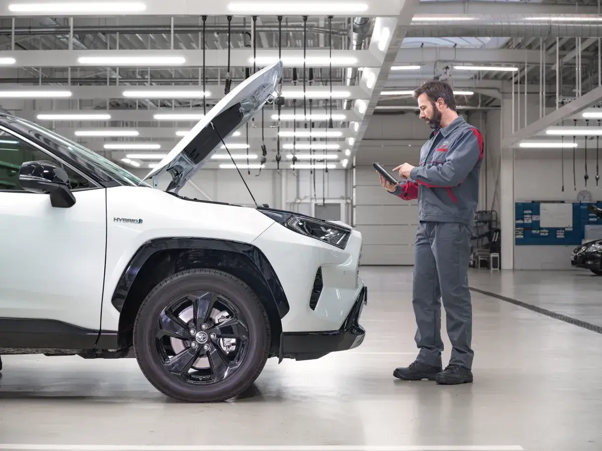 Mechanik sprawdza hybrydową Toyotę. Z tymi technologiami możesz w pełni toyota relax.