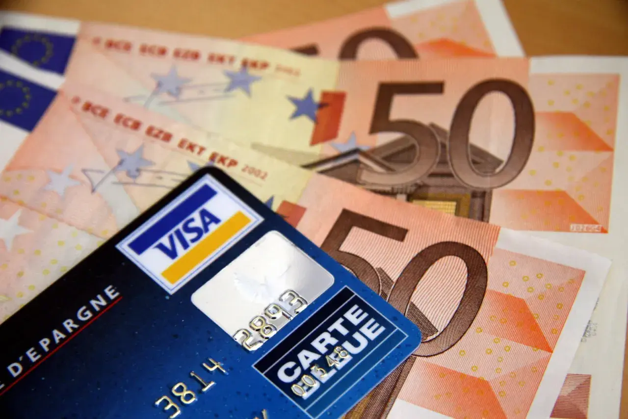 Carte bancaire Visa et billets de 50 euros. Attention, un virement par erreur peut arriver vite.