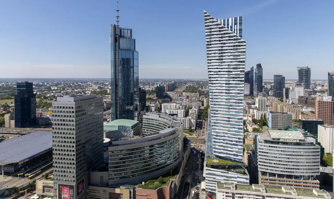 Varso Tower i inne wieżowce w centrum Warszawy w słoneczny dzień.