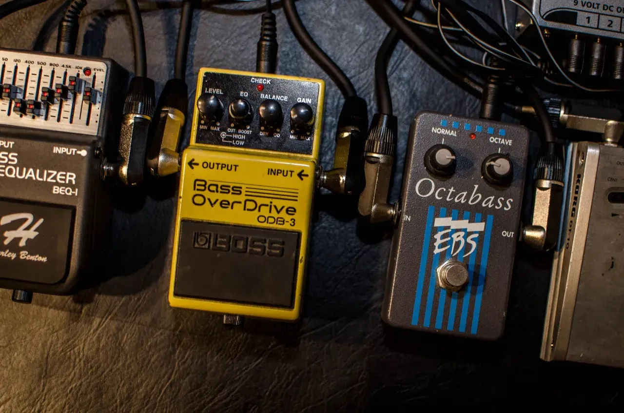 Efektowy **przester** BOSS ODB-3 i EBS Octabass na pedalboardzie, gotowe do tworzenia mocnych basowych brzmień.