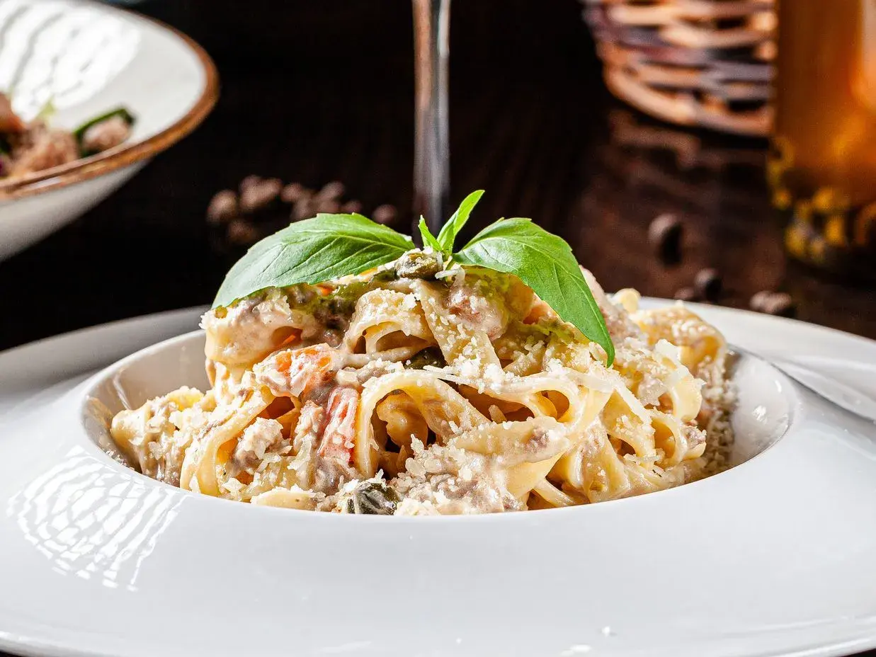 Pasta fredda cremosa con ricotta, pomodorini e basilico fresco, un piatto estivo perfetto.