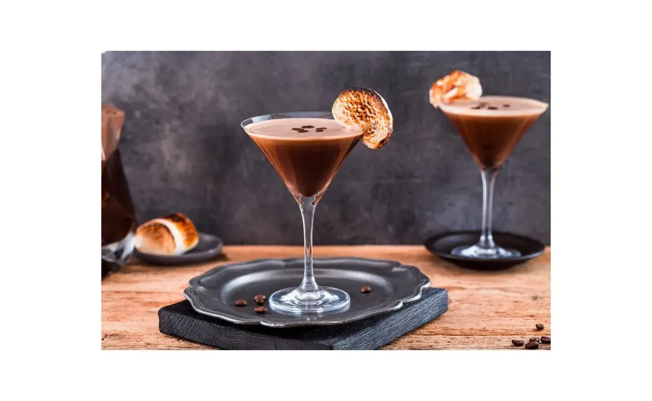 Elegancki coffee martini z pianką i palonym marshmallow. Idealny na deser.