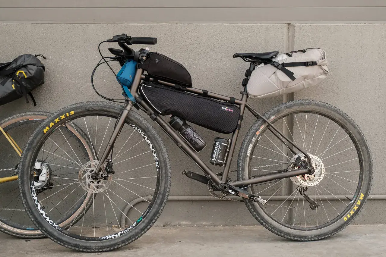 Bicicleta de montaña lista para una aventura de bikepacking, equipada con alforjas y bolsas de cuadro.