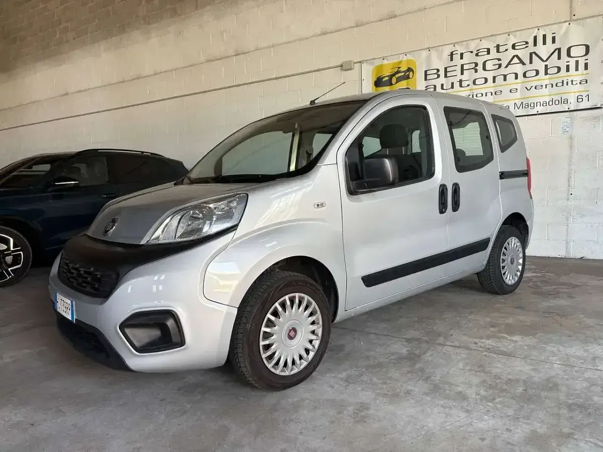 Fiat Qubo benzina, un veicolo versatile e spazioso, parcheggiato in un concessionario.