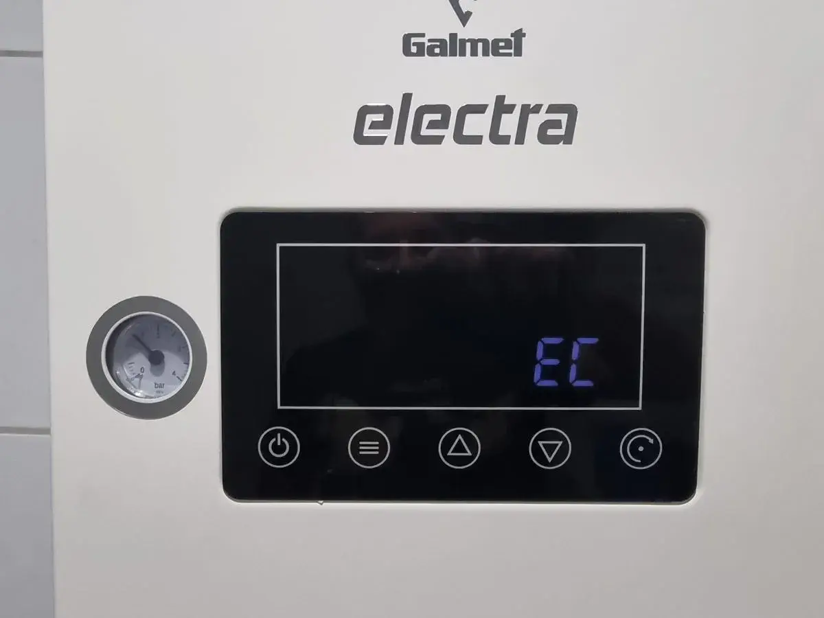 Panel sterownika Galmet Electra. Na wyświetlaczu litery "EC". Manometr wskazuje ciśnienie.