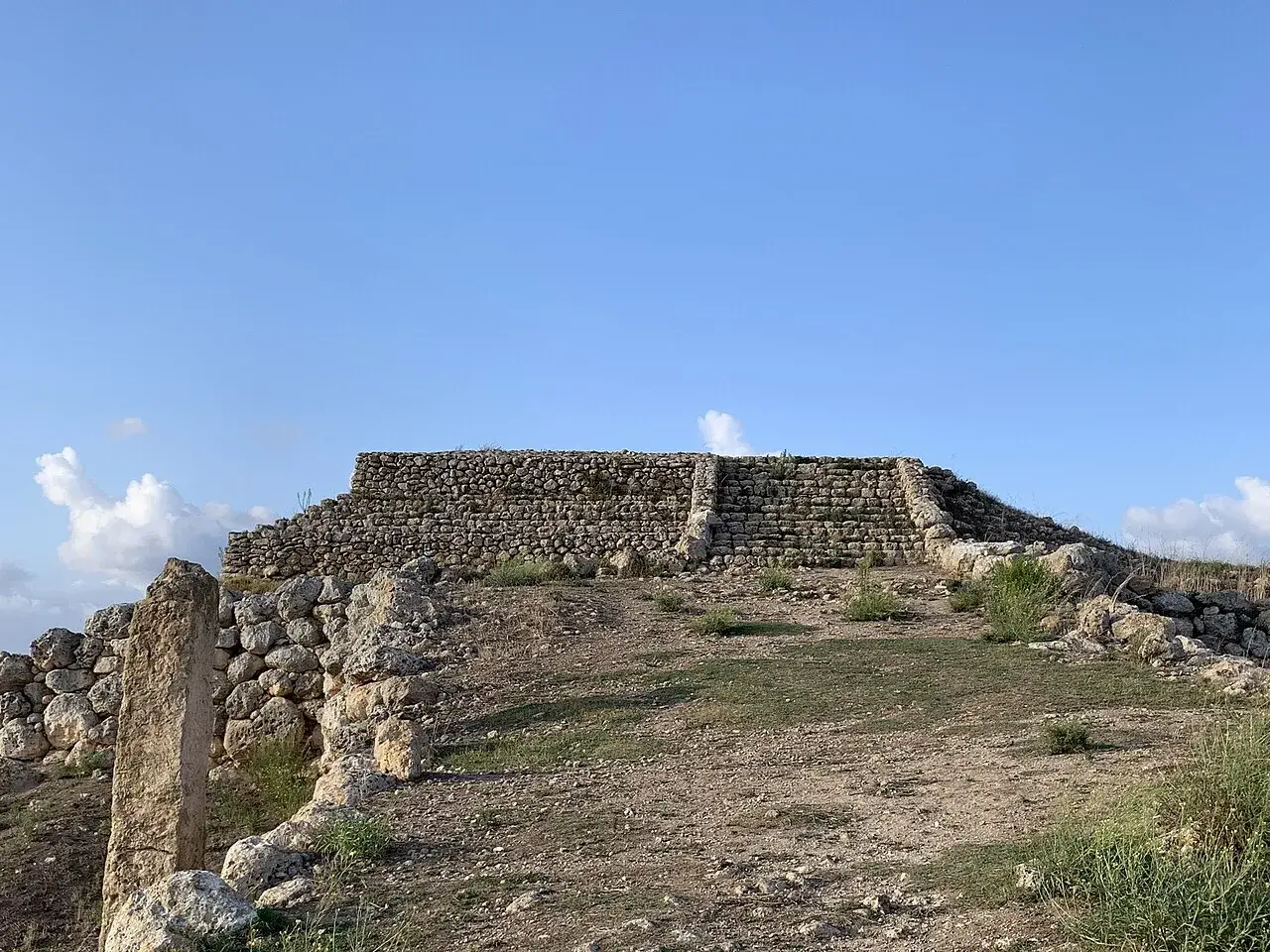 Antica struttura a gradoni in pietra, Monte d'Accoddi, avvolta dalla leggenda.