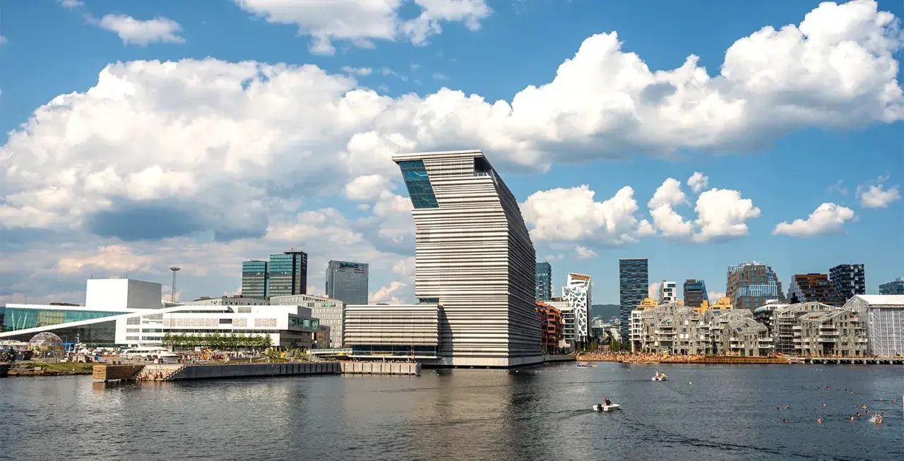 Das Edvard Munch Museum Oslo ragt mit seiner markanten Architektur aus der Skyline.