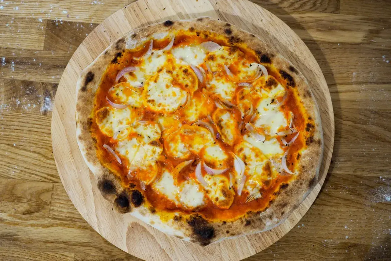 Ile gram ciasta na pizzę 32 cm? Odkryj idealną wagę dla smaku