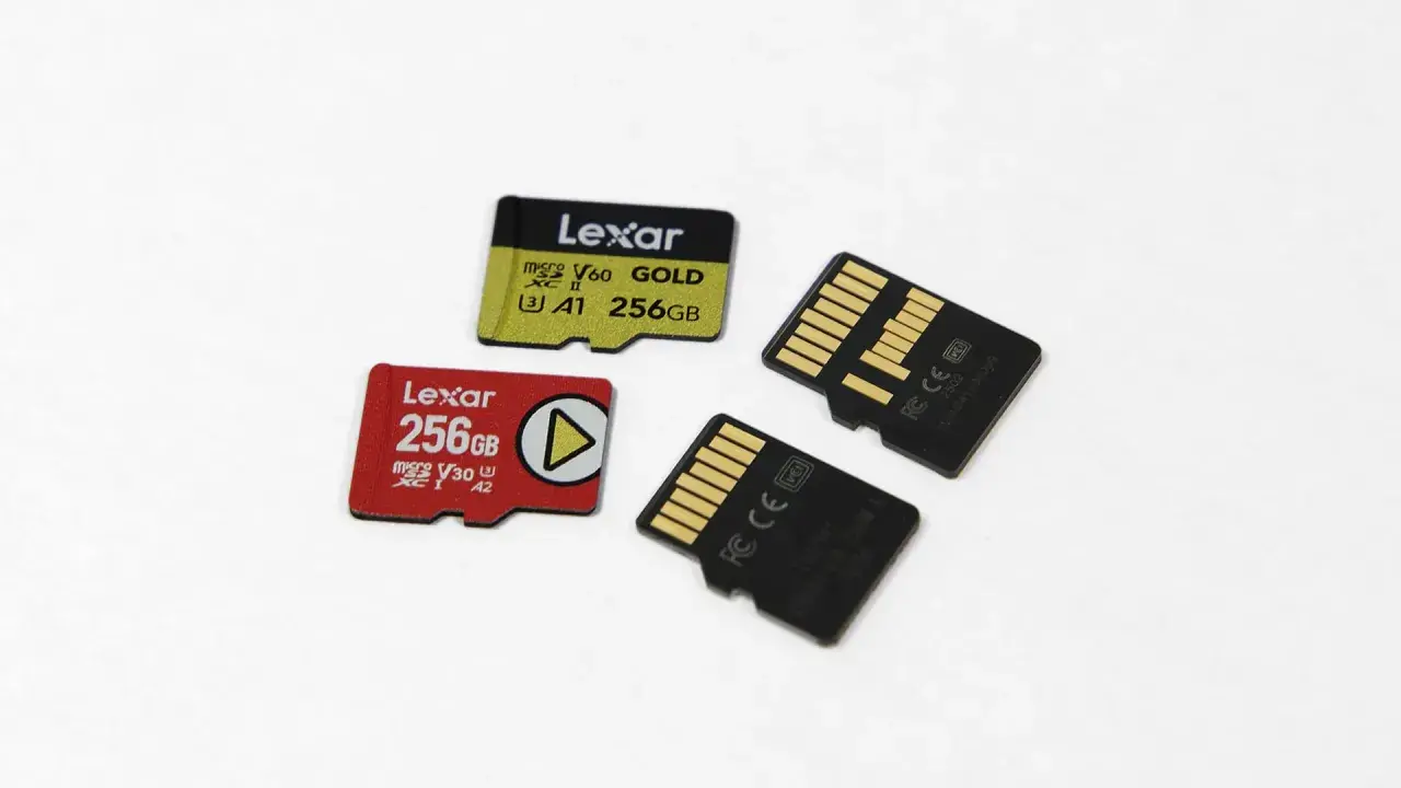 Dwie karty Lexar 256GB, jedna czerwona V30 A2, druga żółta V60 A1. Idealne, by nagrywać w 4K.