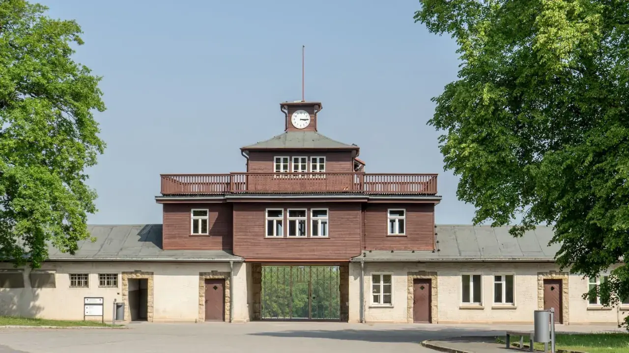 Das Torhaus eines ehemaligen Konzentrationslagers, ein Ort des Gedenkens und des **dark tourism**.