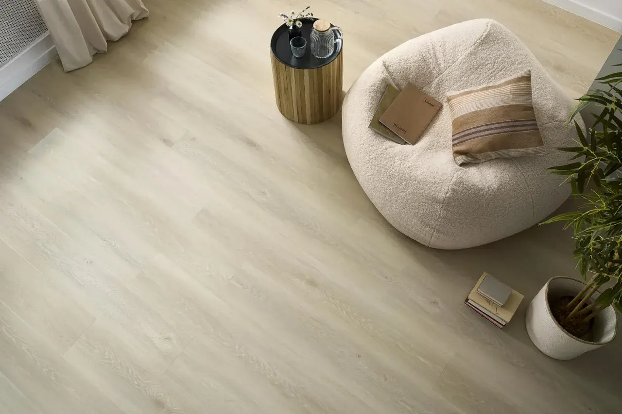Jasne, jasne drewniane deski podłogowe, idealne do salonu. Czy to panel winylowy czy laminowany?