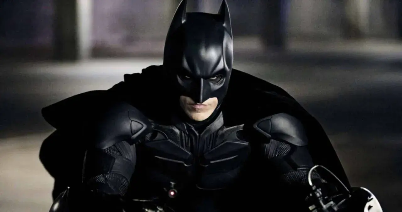 Le célèbre batman acteur, Christian Bale, en costume sombre, prêt à affronter le crime.