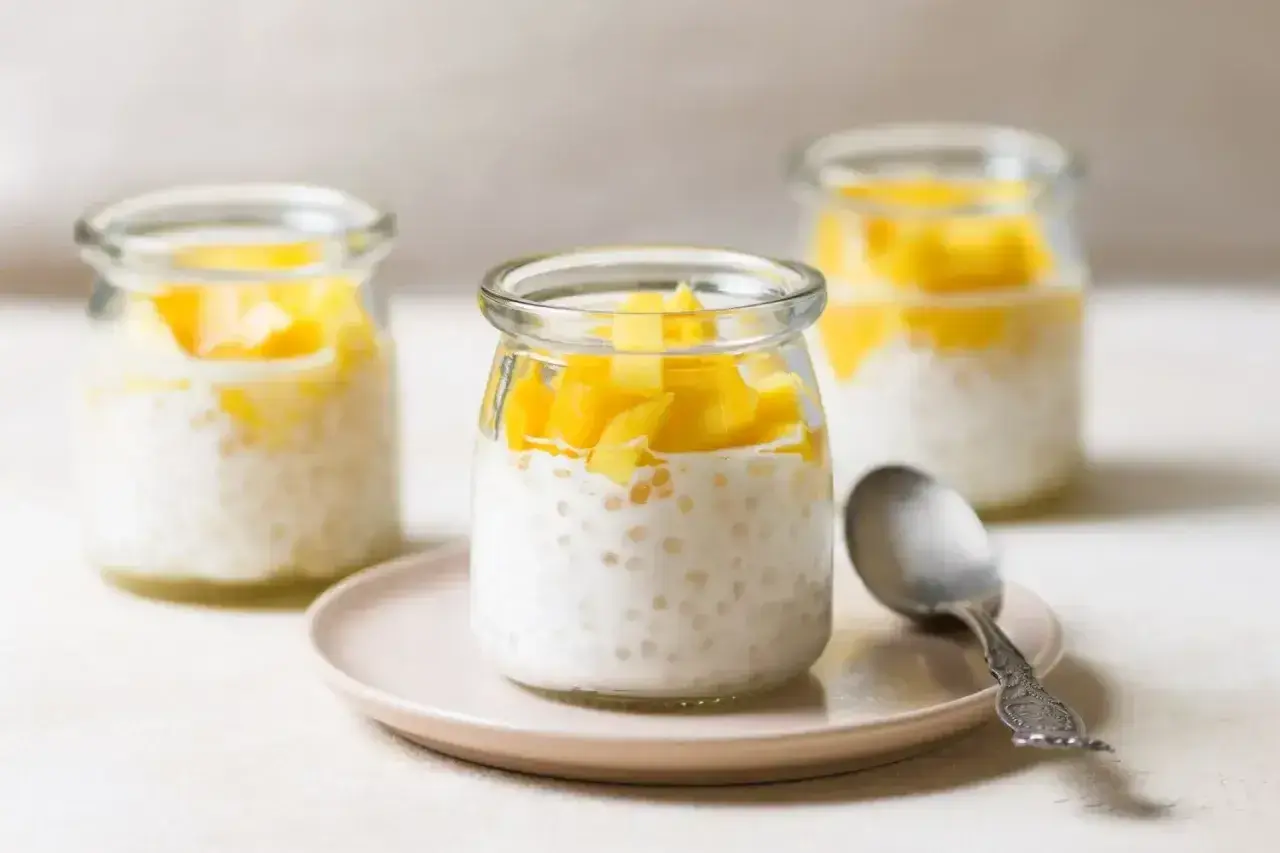 Deser z tapioki z mango w słoiczkach. Pyszne i zdrowe, zastanawiasz się tapioka co to? To małe kuleczki skrobi z manioku.