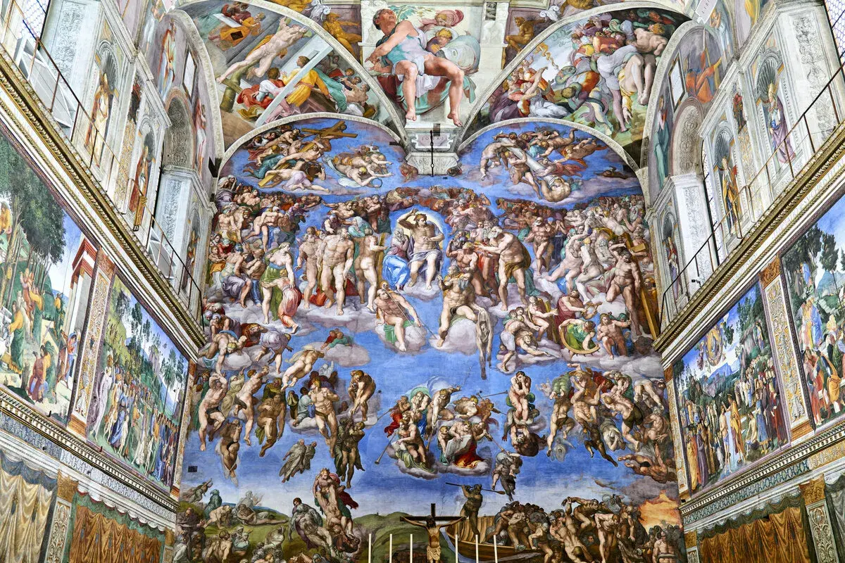 Die Decke der Sixtinischen Kapelle zeigt Michelangelos Meisterwerk: eine Fülle von Figuren, die den Himmel bevölkern, darunter die Erschaffung Adams und das Jüngste Gericht.