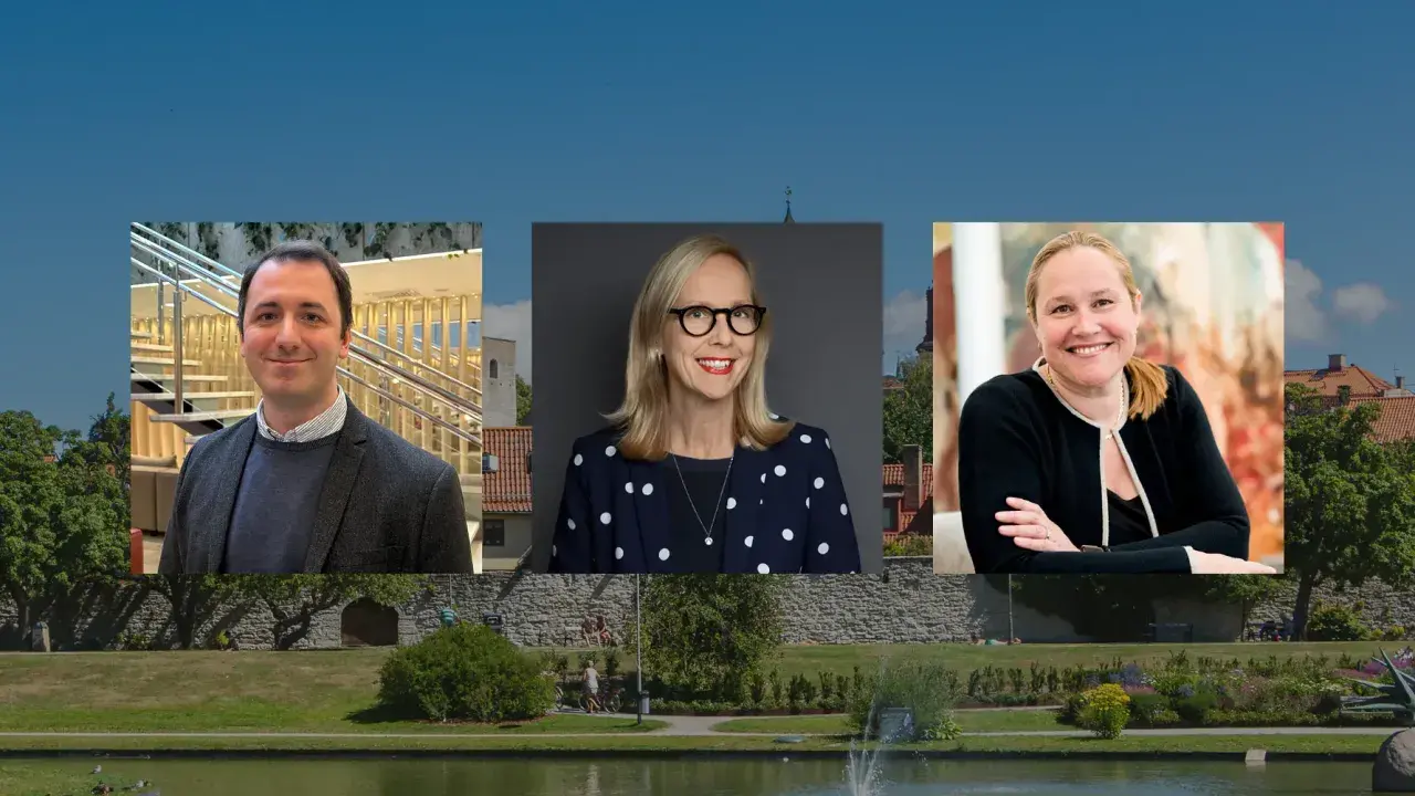 Tre personer ler mot kameran, symboliserande delaktighet och inflytande. Bakgrunden visar en vacker park med en damm och gamla byggnader.