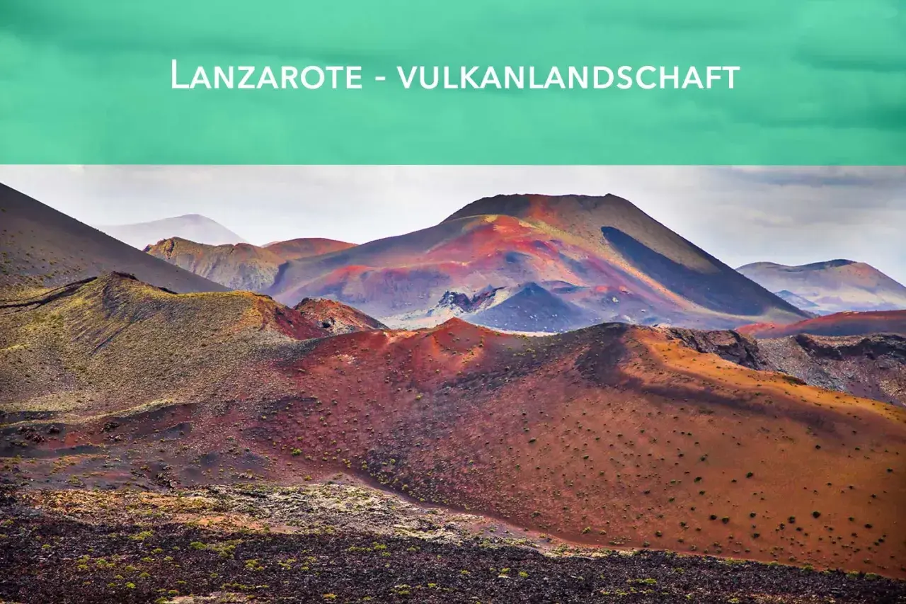 Lanzarote Vulkanlandschaft: Ein Traumziel für Backpacking im Oktober. Die roten und braunen Hügel erstrecken sich bis zum Horizont.