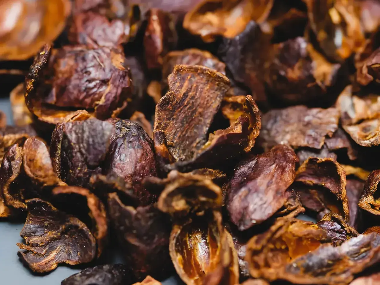 Suszone łupiny kawy, czyli cascara. To naturalny napój z owoców kawowca, o słodko-kwaśnym smaku.