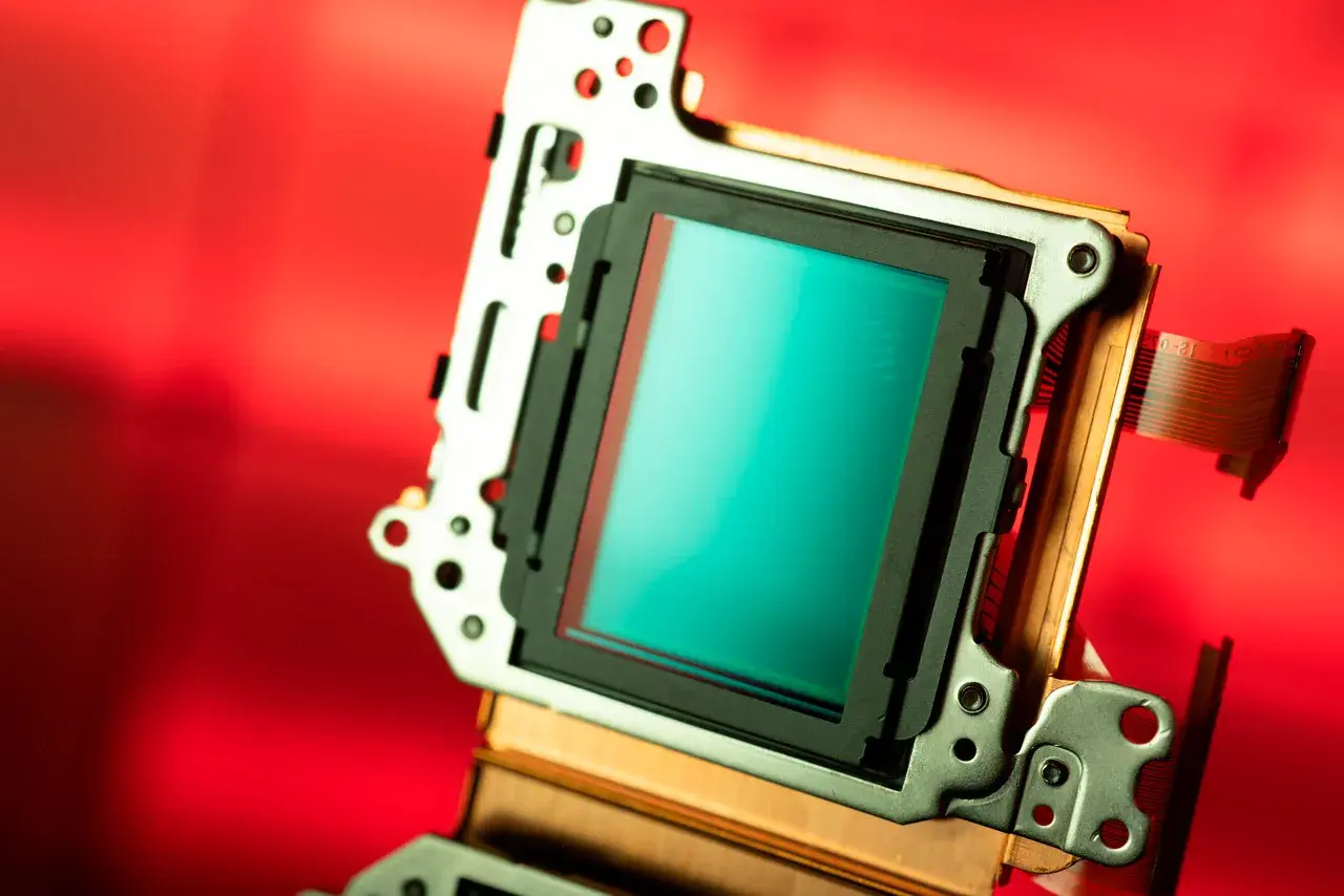 Sensor de cámara con superficie turquesa brillante. Los pequeños puntos que componen la imagen, que son los megapíxeles, capturan la luz para crear detalles.