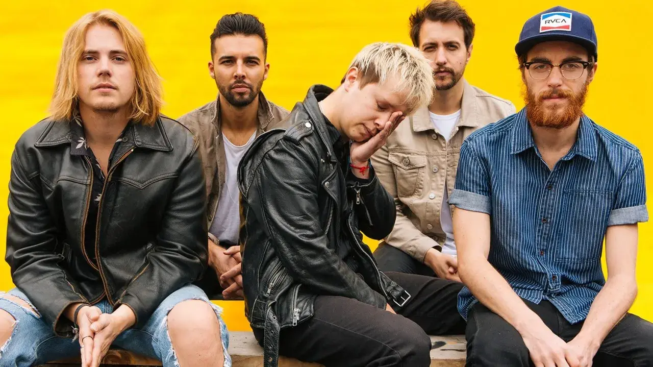 Zespół Nothing But Thieves na żółtym tle.