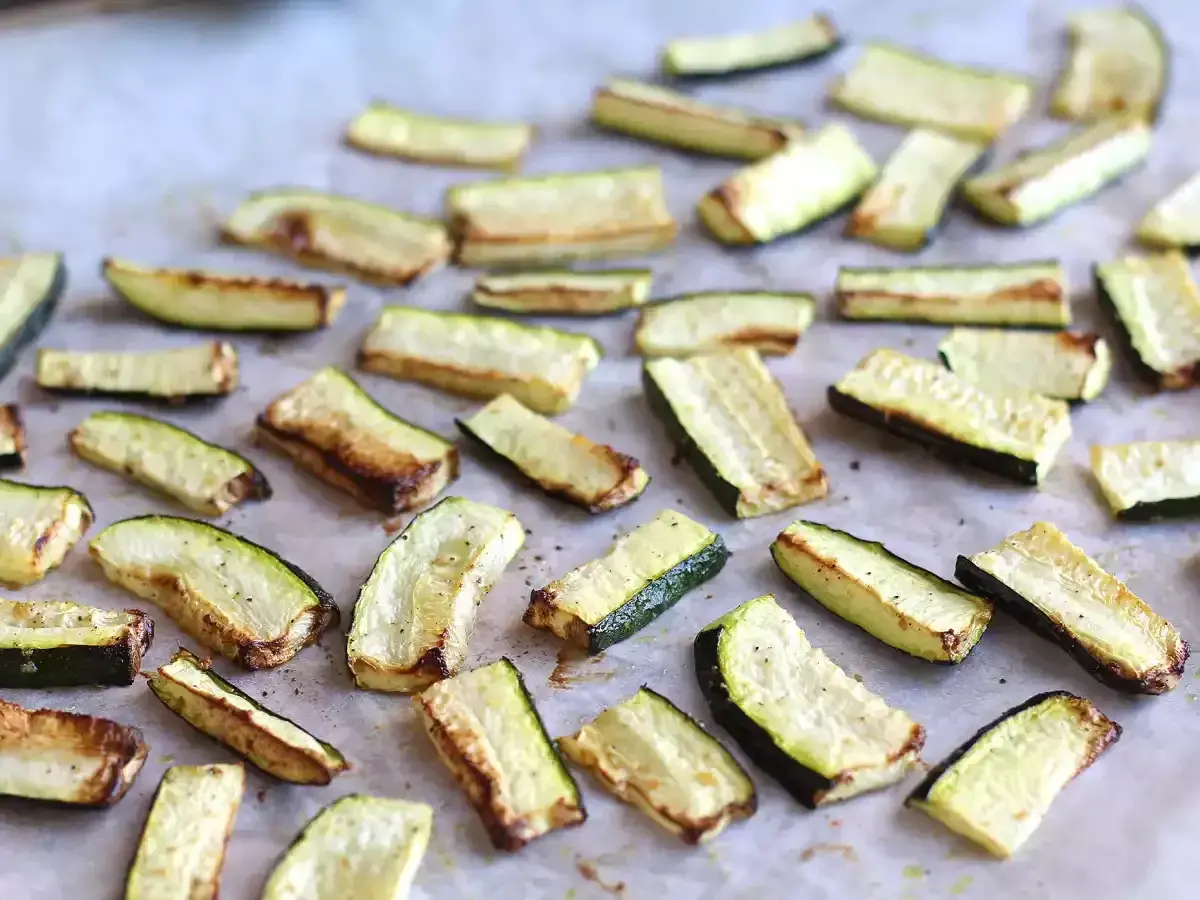 Ugnsbakade zucchinis, perfekta som tillbehör eller som en del av ett zucchini recept.