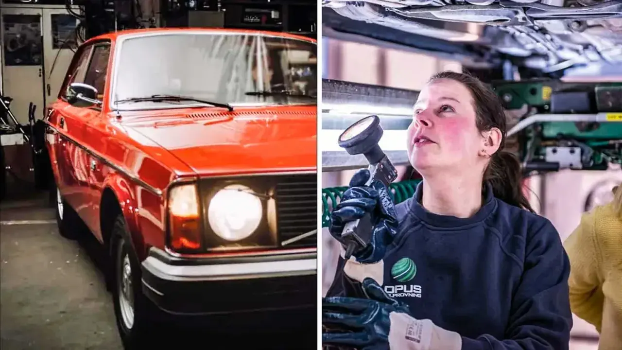 Röd veteranbil med ålder i verkstad. En kvinna inspekterar under bilen.