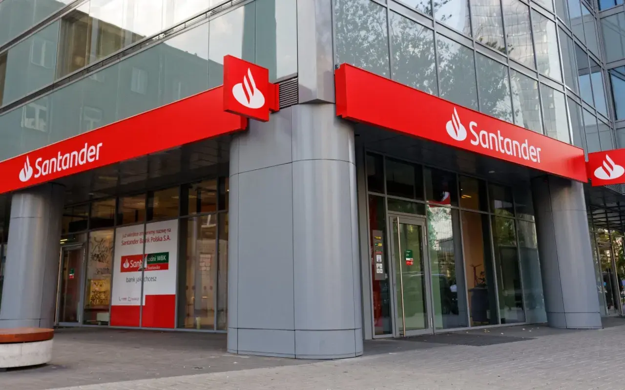 Nowoczesny budynek banku Santander z czerwonymi neonami. Wkrótce zmiana nazwy na Santander Bank Polska S.A.
