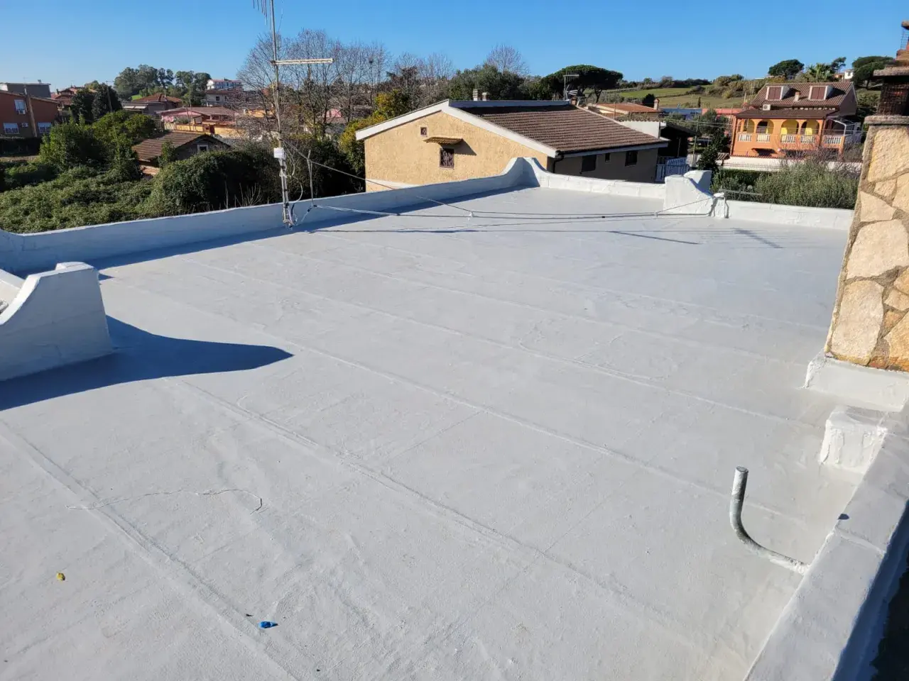 Tetto piano con impermeabilizzazione su guaina ardesiata, protetto da intemperie e sole.