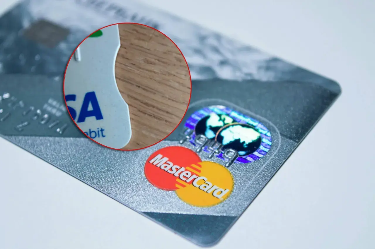Zbliżenie na kartę Visa i Mastercard. Czy za kartę kredytową się płaci? Tak, ale nie za samą kartę, tylko za zakupy nią.