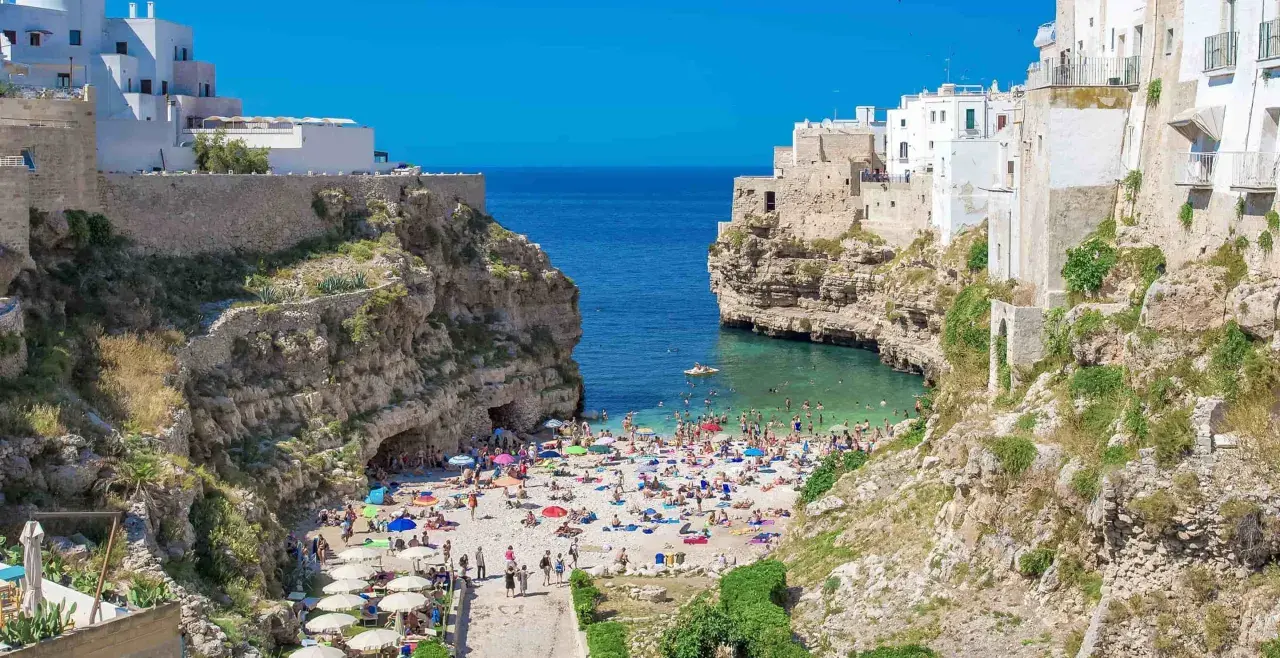 Piękna plaża w Polignano a Mare, idealne miejsce na relaks po podróży z Bari.