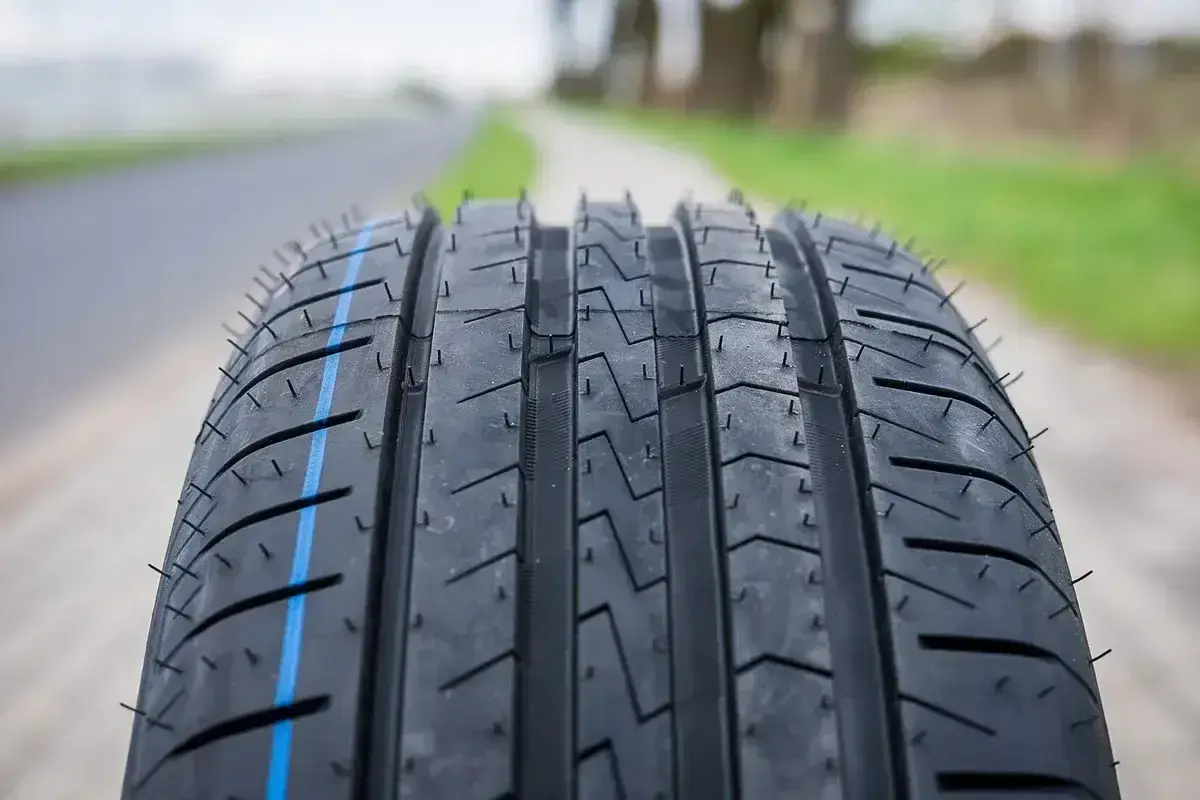 Nowe opony 195/65 R15 gotowe na drogę. Zastanawiasz się, jakie ciśnienie w oponach 195/65 R15 jest optymalne?