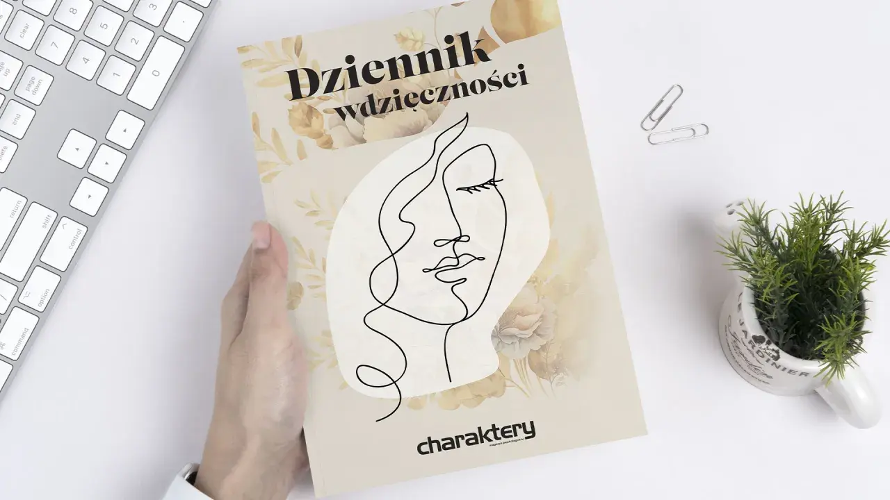 Dziennik wdzięczności z minimalistyczną twarzą i kwiatami. Dowiedz się, jak prowadzić dziennik wdzięczności, by doceniać małe rzeczy.