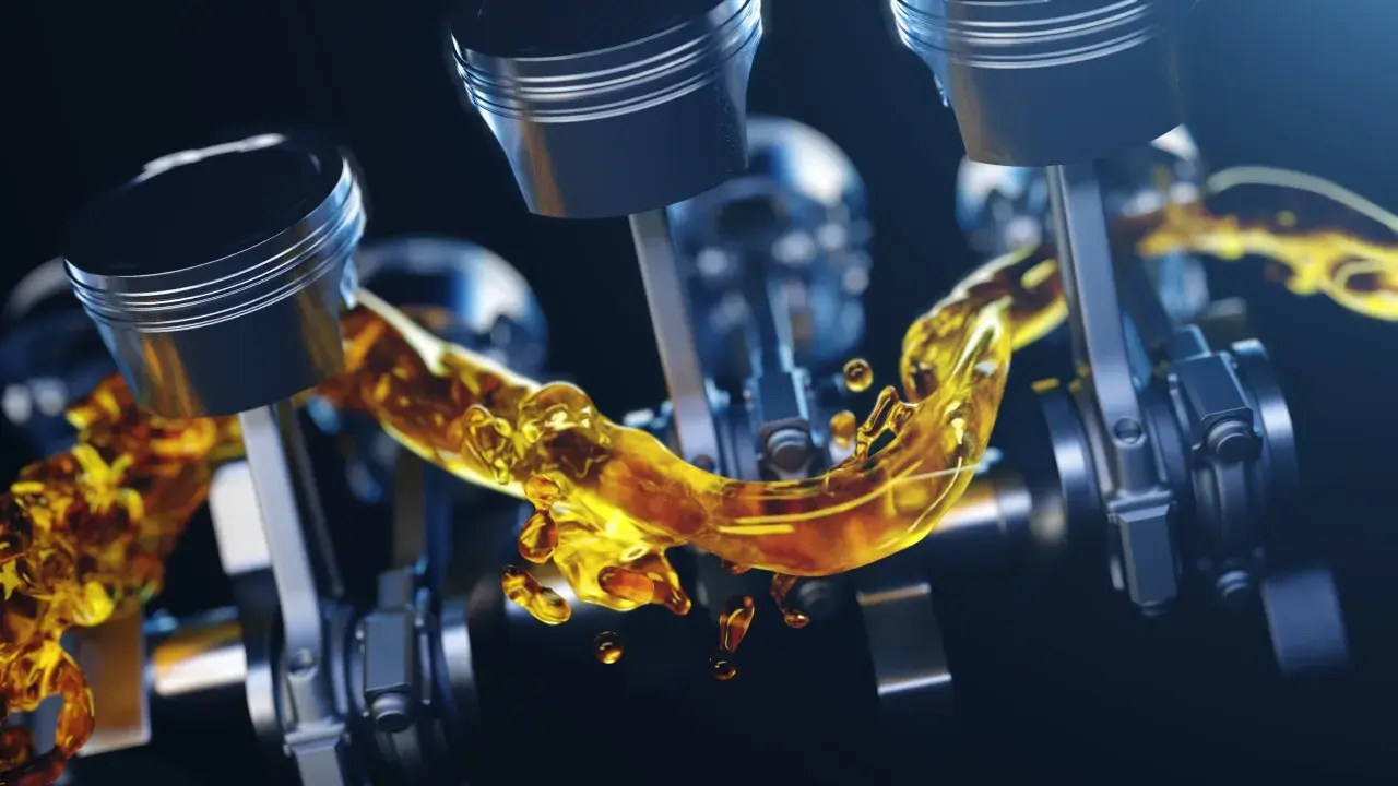 Pistones de motor con aceite dorado fluyendo. Un nivel aceite coche alto es crucial para la lubricación.