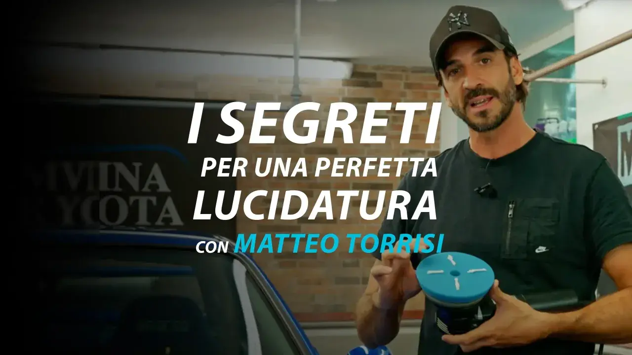 Matteo Torrisi mostra i segreti per una perfetta lucidatura auto professionale, tenendo in mano un tampone lucidante.