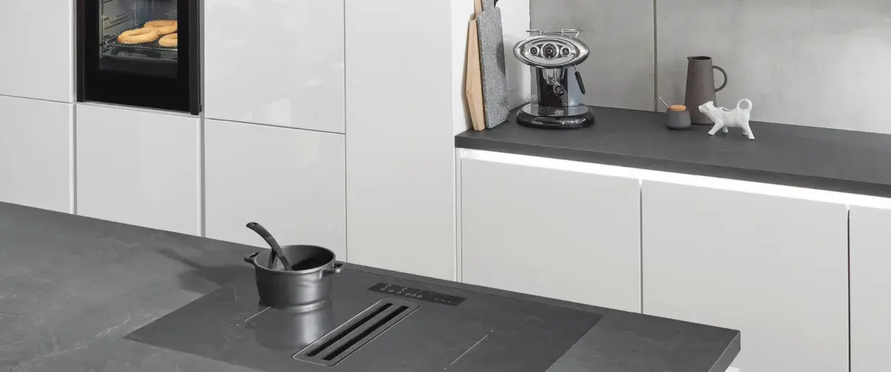 Encimeras porcelánicas modernas en cocina minimalista. Variedad de tipos de encimeras porcelanicas, con cafetera y horno.