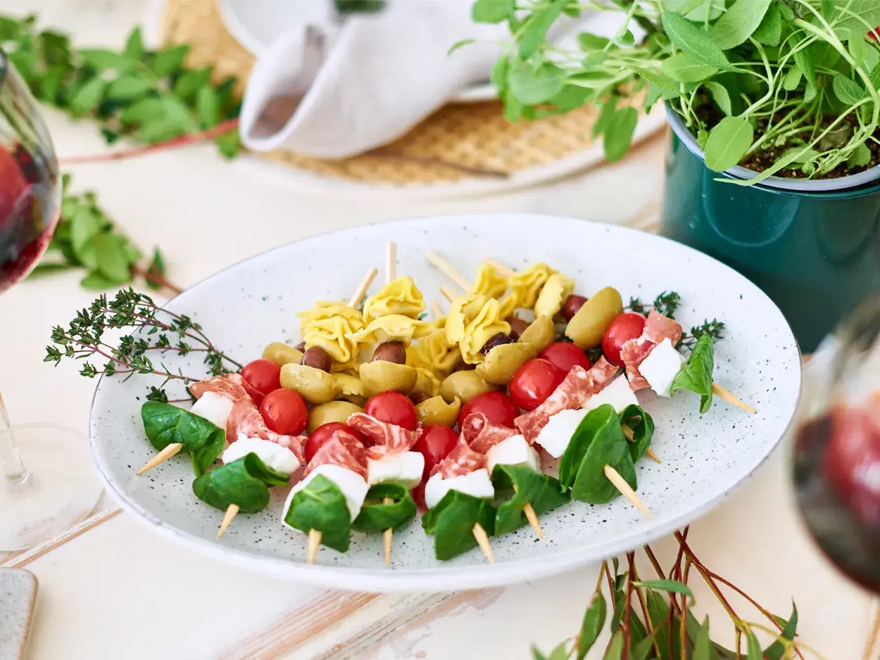 Köstliches italienisches Fingerfood auf Spießen: Tortellini, Oliven, Kirschtomaten, Mozzarella und Salami. Perfekt für jede Party!
