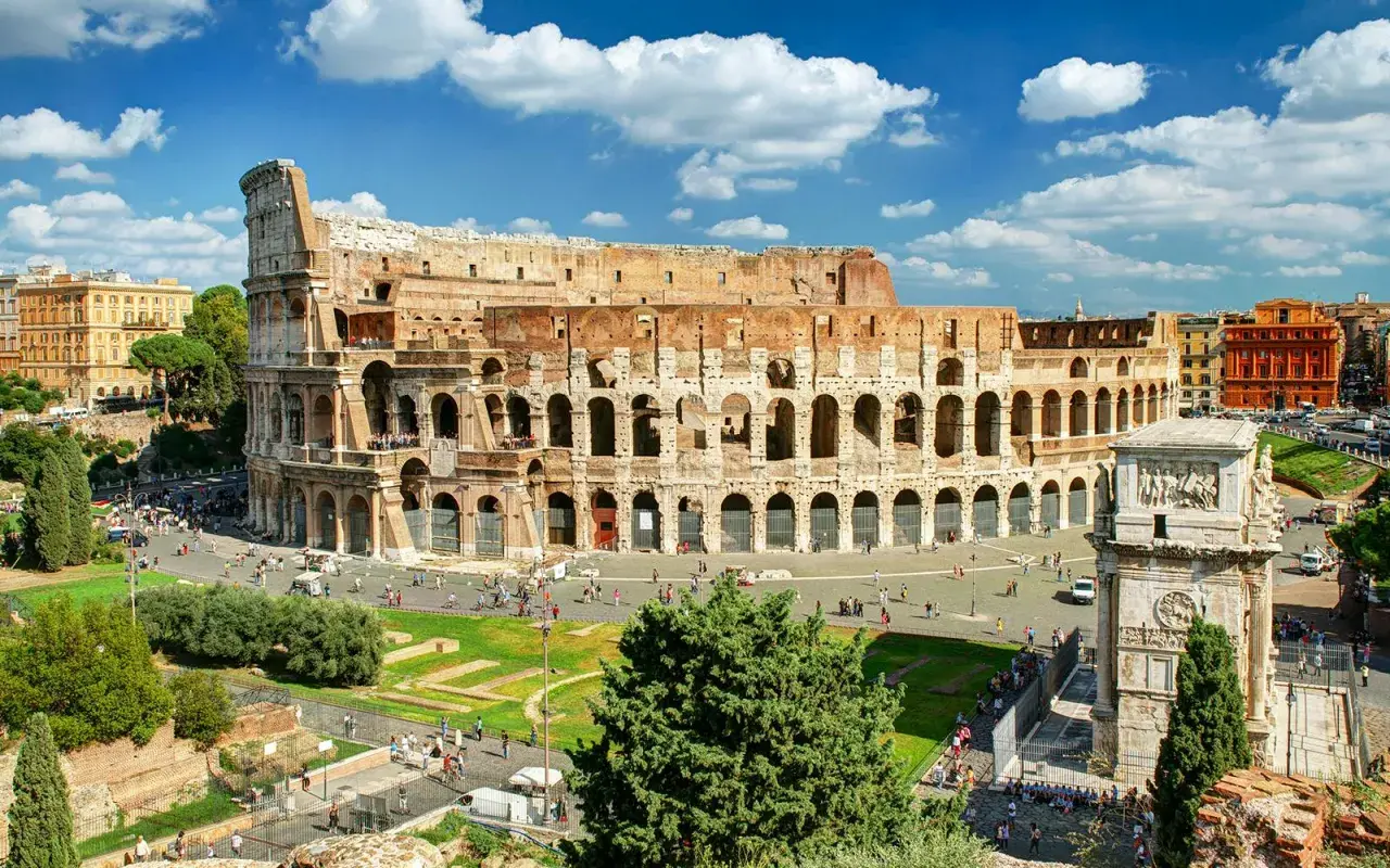 Le Colisée de Rome, un monument historique impressionnant, attire des visiteurs du monde entier. Un jour parfait pour visiter le Colisée à Rome.