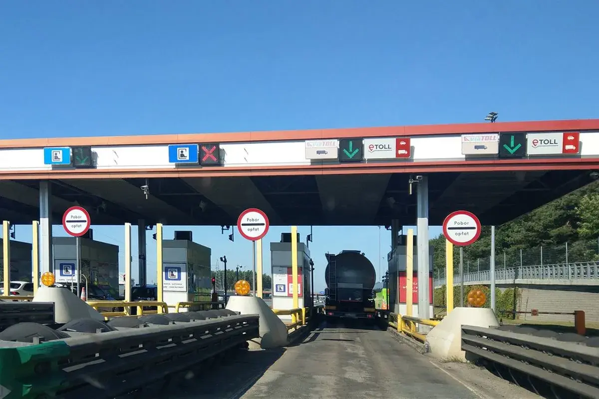 Bramki e-TOLL na A4. Kierowca ciężarówki zbliża się do punktu poboru opłat.