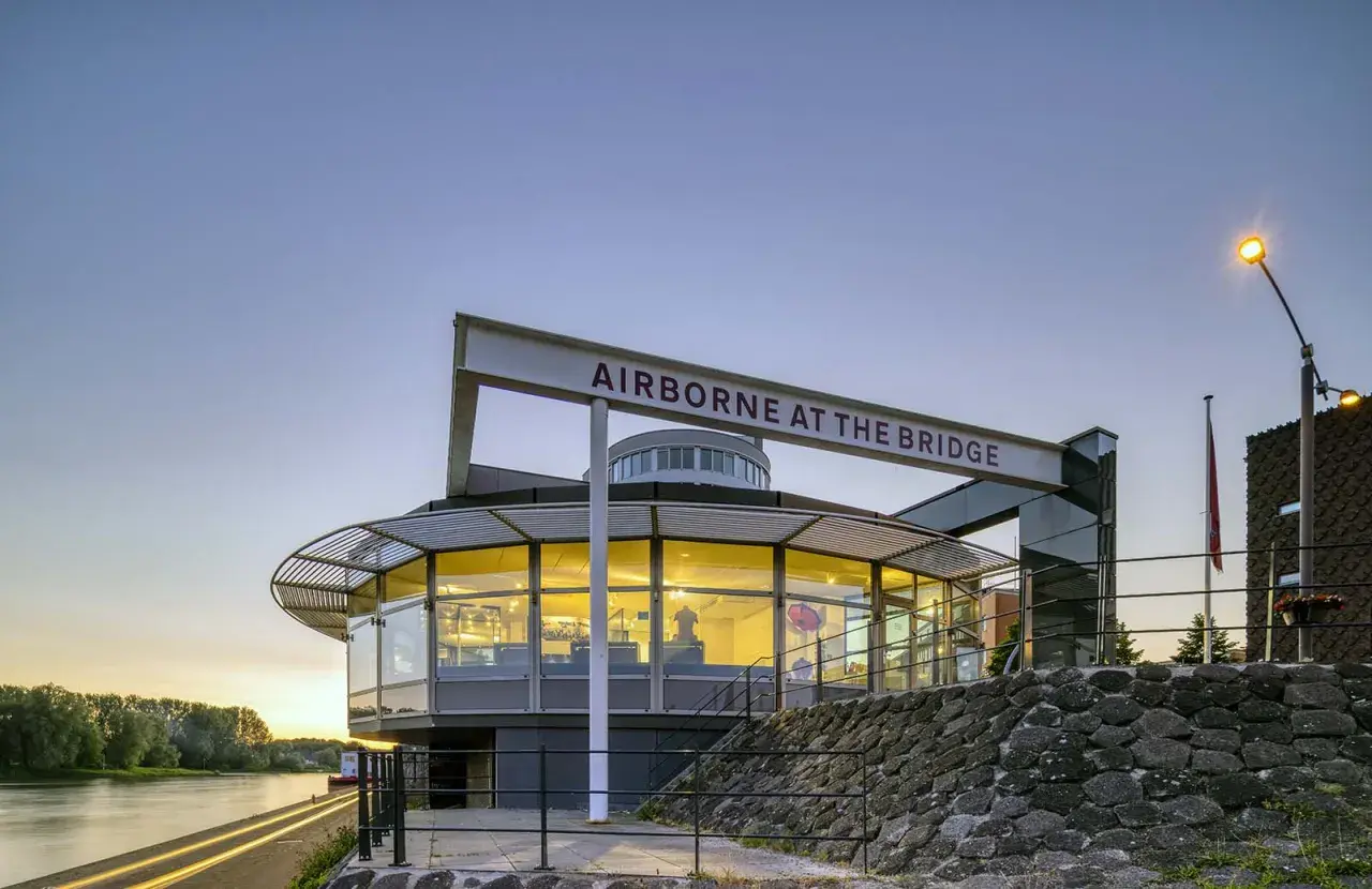 Das Airborne Museum in Arnheim, "Airborne at the Bridge", ist ein modernes Gebäude mit Glasfronten am Flussufer.