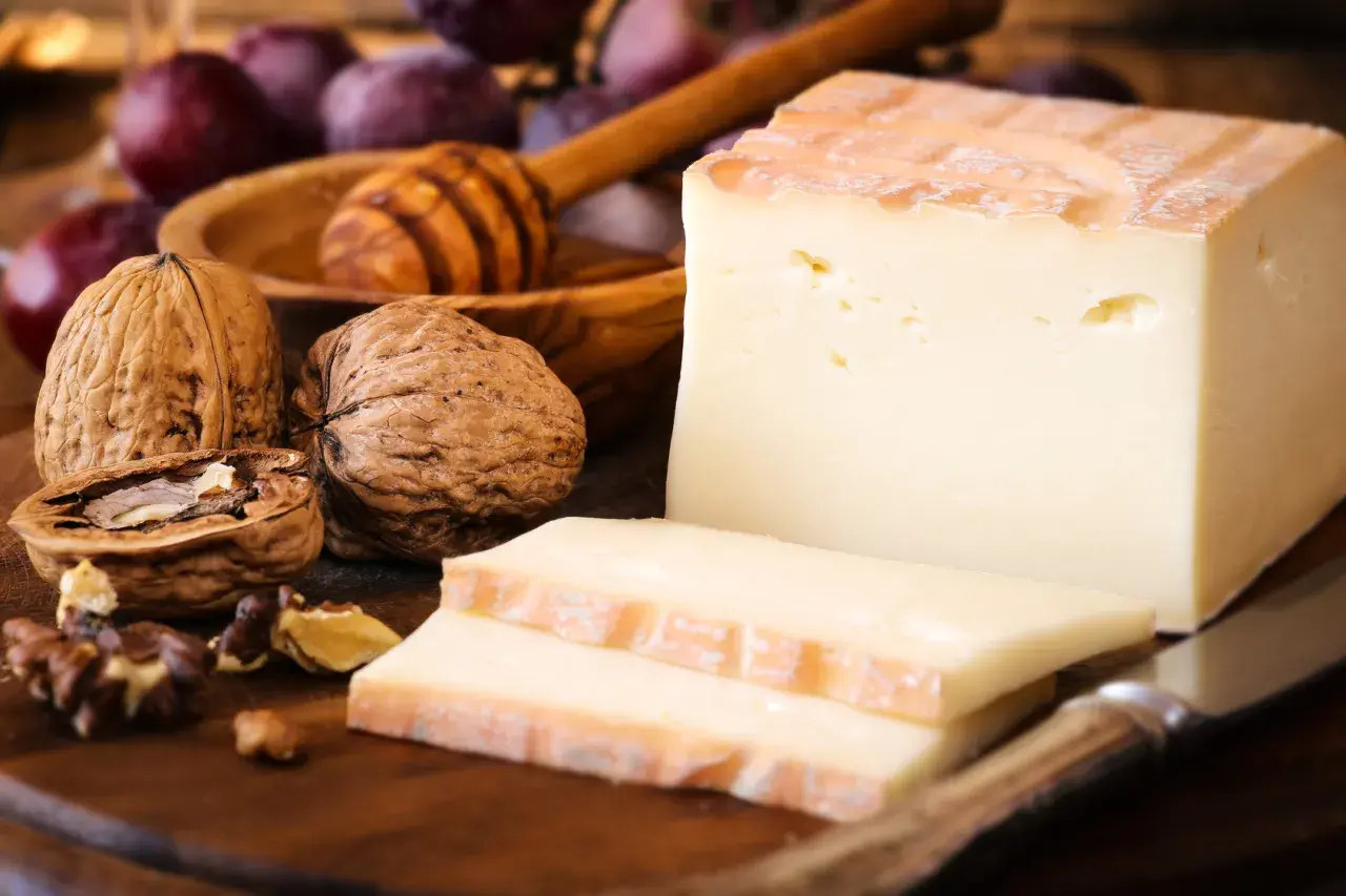 Formaggi a latte crudo, noci e prugne, un piacere per grandi e bambini.