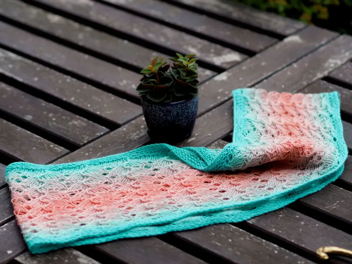 Ein gestrickter Loop im Farbverlauf von Türkis zu Koralle, perfekt für den Sommer. Hier findest du eine sommer loop stricken anleitung kostenlos.