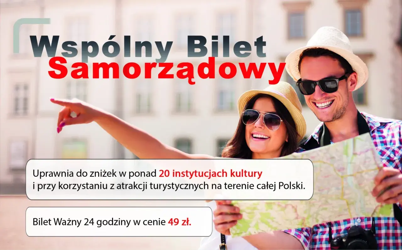 Szczęśliwi turyści z mapą, korzystający z oferty "Wspólny Bilet Samorządowy" na zwiedzanie Polski.