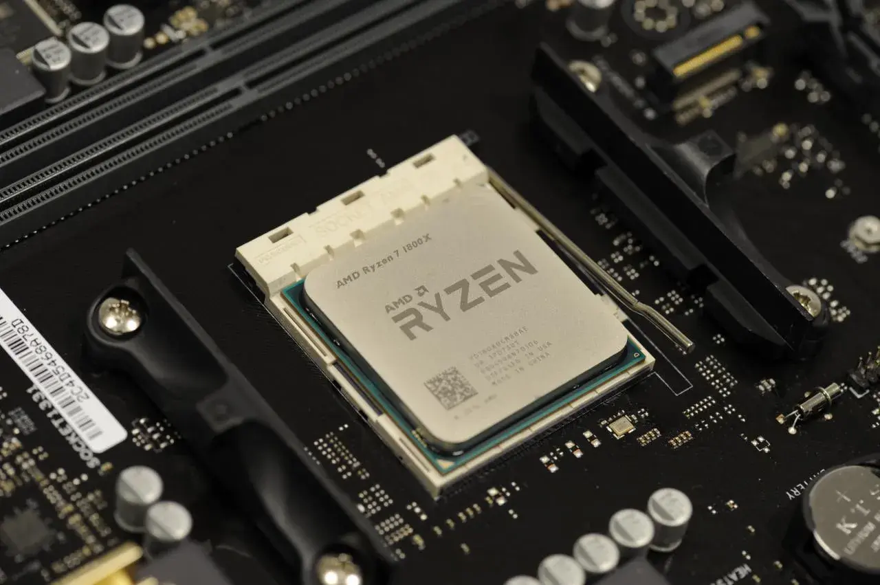 AMD Ryzen 7 1800X Prozessor auf einem Mainboard.
