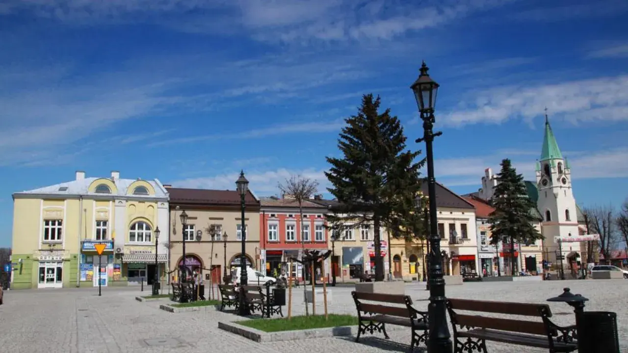 Rynek w miasteczku z browarem Okocim. Kolorowe kamieniczki, kościół i ławki zapraszają do odpoczynku.
