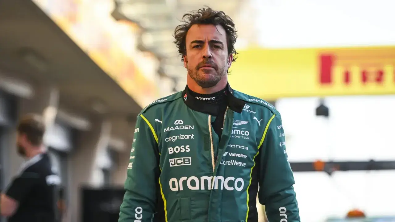 Fernando Alonso, piloto de F1, con su traje verde de Aston Martin.