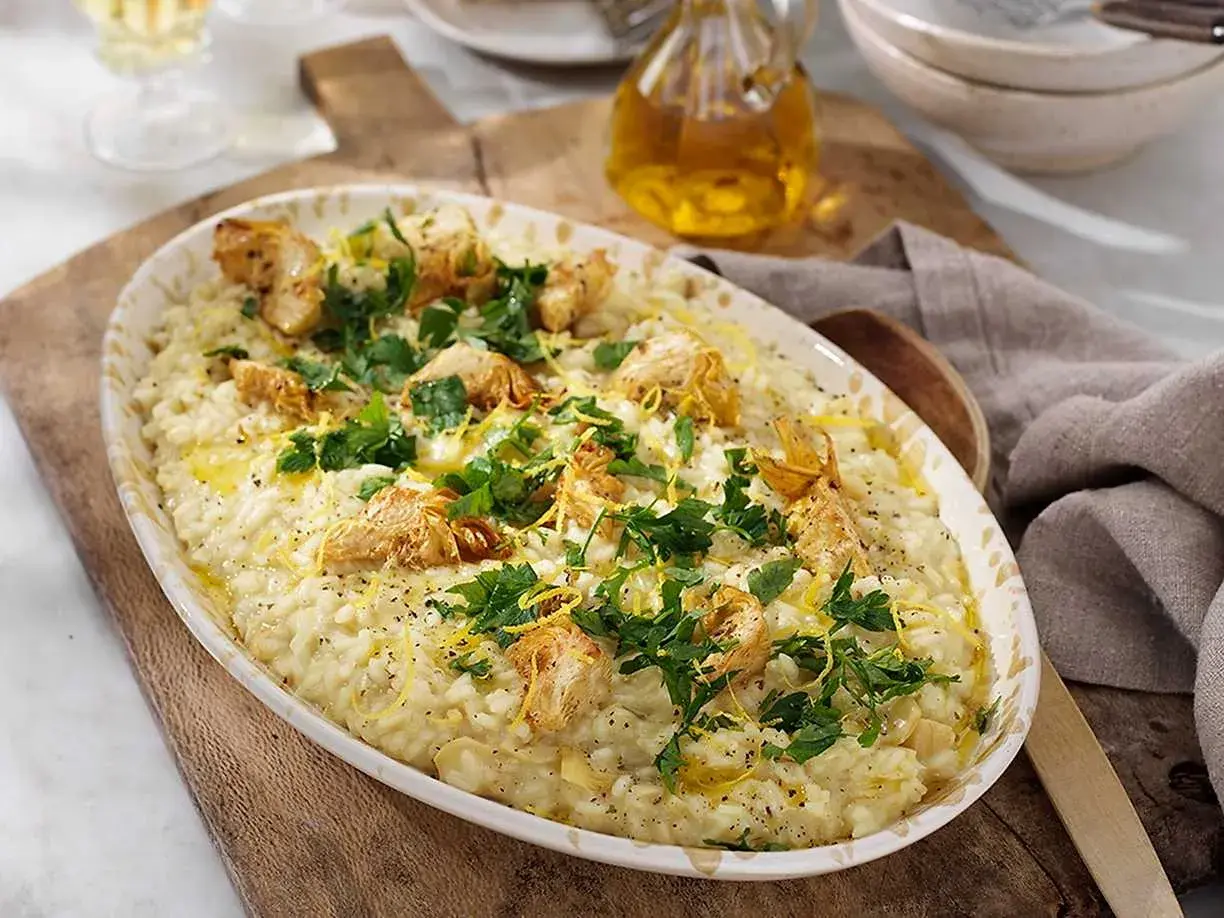 Krämig citronrisotto med kycklingbitar och färsk persilja. En härlig rätt som doftar sommar.